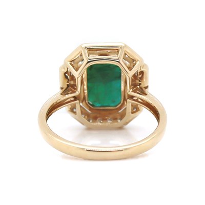 Lot 129 - 14CT Yellow Gold 2.74ct Emerald And Diamond Dress Ring