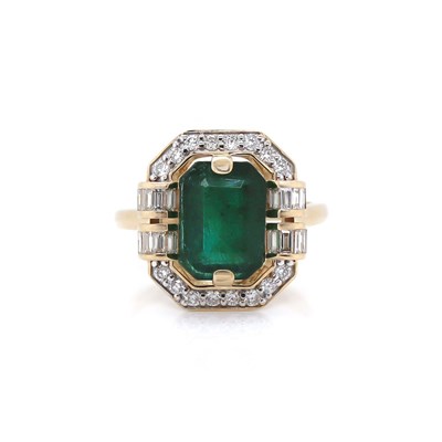 Lot 129 - 14CT Yellow Gold 2.74ct Emerald And Diamond Dress Ring