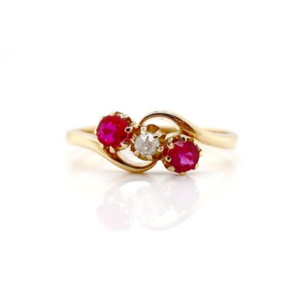 Lot 47 - 18CT Yellow Gold Vintage Diamond Trilogy Ring