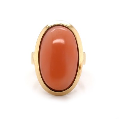 Lot 11 - 14ct Yellow Gold Oval Coral Ring